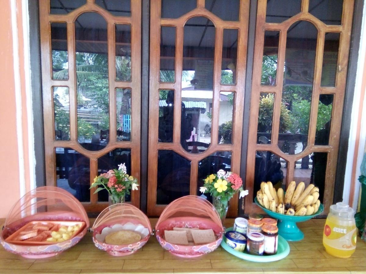 Novita Homestay Бунакен Екстер'єр фото
